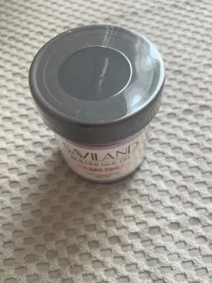 Saviland Builder Nail Gel Light Pink - Säljer en burk Saviland Builder Nail Gel i färgen Light Pink. Perfekt för att bygga och forma naglar med en snygg ljusrosa ton. Kommer i en rund plastburk med svart lock och tydlig etikett. Passar dig som gillar att fixa naglarna hemma.