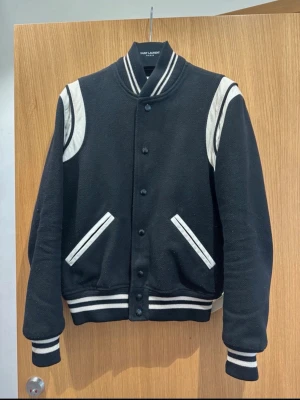 Saint Laurent Teddy  - UTE EFTER TRADES! Teddy från 2017! Bra skick men hade behövt en kemtvätt då det finns några enstaka fläckar.  OG kvitto//Hängare medföljer! 