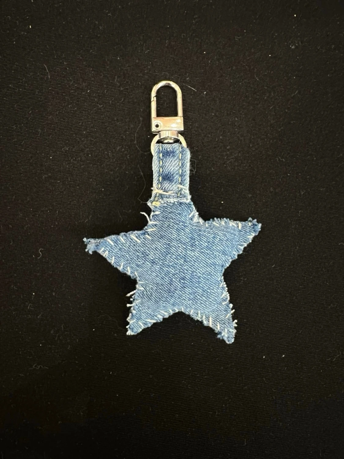 Nyckelring i jeans med stjärnform
