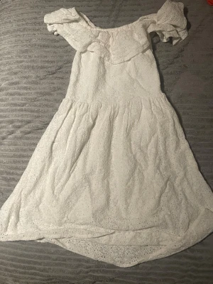 Vit sommarklänning barn - Superfin vit klänning perfekt till sommaren. 