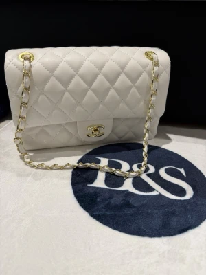 Chanel caviar white bag - Very rare piece, Chanel caviar bag which goes for 4k-5k€ on the internet. Also a good investment to make for the future as the price of this bag has gone up in thousands throughout the recent years. Its 100% real, its bought on Vinted with item verification and it was verificated to be a real genuine bag. No stains or flaws, doesnt even look used. Also doesnt include the original box, hence the price is a bit cheaper. Please ask questions DM, for example about receipt etc.