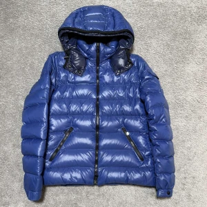 Moncler Bady  - Moncler bady, storlek 3/m, skick 9/10, carton har lostnat helt, mycket svår färg att få tag på, nypris 17600kr, vid funderingar hör av er.