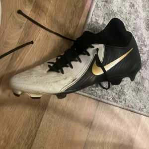 Nike luna fotbollskor - Nike luna fotbollskor storlek 44 jätte bra skor säljer dem för att jag har köpt nya 