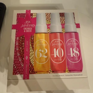 Sol de Janeiro Cheirosa Mist Set - Oöppnad! Upptäck tre ikoniska Sol de Janeiro Cheirosa Perfume Mists i smidiga 30 ml flaskor. Innehåller dofterna 62 (pistachio, salted caramel), 40 (black amber plum, vanilla woods) och 48 (guava nectar, sunlit orchid). Perfekt för dig som vill testa olika vibes och alltid ha en fräsch mist med dig.