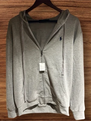 Polo Hel Zip - 	•	Grå Polo Ralph Lauren helzip-hoodie ✔️ 	•	Storlek L ✔️ 	•	Helt äkta – kvitto finns ✔️ 	•	Använd typ en gång ✔️ 	•	Perfekt nu inför vintern ✔️ 	•	Skriv i DM för frågor eller pris ✔️