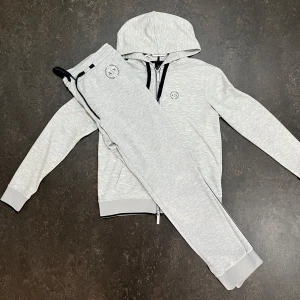 Ljusgrå tracksuit från Armani Exchange - Säljer en ljusgrå tracksuit från Armani Exchange. Perfekt för en avslappnad look. Storlek S. Använd skick!