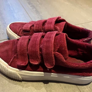 Vinröda sneaker - Jättecoola vinröda sneakers med kardborre band!