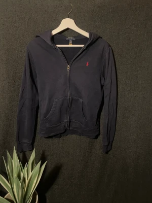 Blå polo Ralph lauren tröja - En Blå polo hoodie för dig som gillar märkeskläder.