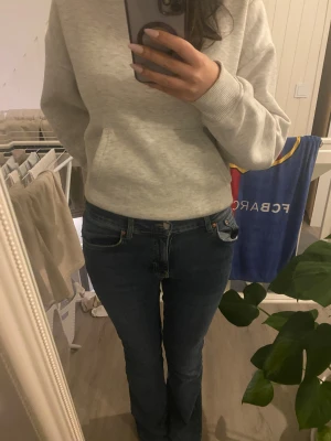 Blå bootcut jeans från Ginatricot - Snygga blå jeans från Ginatricot med klassisk femficksdesign och bootcut-ben. Jeansen har normal passform och är tillverkade i jeansmaterial med en mörkblå tvätt. Perfekt för dig som gillar en tidlös look med lite utsvängda ben. Kan diskuteras om lägre pris i private 