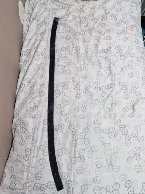 Svart  skärp i skinn - Snyggt svart skärp i skinn med präglade  och monogram längs hela remmen. Spännet är i silverfärgad metall med tydlig och text. Perfekt accessoar för att lyfta din outfit med exklusiv vibe.