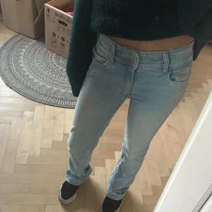 ljusblåa jeans - snygga de var slitna nere vid enda benet men har sytt upp de och de är i barnstorlek 164 men passar mig med xs/s 🩵