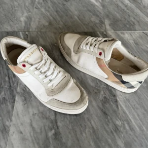 Burberry skor  - Burberry skor - Skick: Fint skick - Nypris: 5000kr - TrendWardrobe
