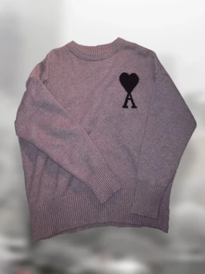 Ami Paris Sweater - Säljer en grå Ami Paris Sweater. Perfekt för det kalla vädret, nu när det är vinter. Priset går att diskutera! 