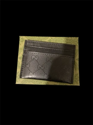 Svart kortfodral  - Snyggt korthållare man får med boxen