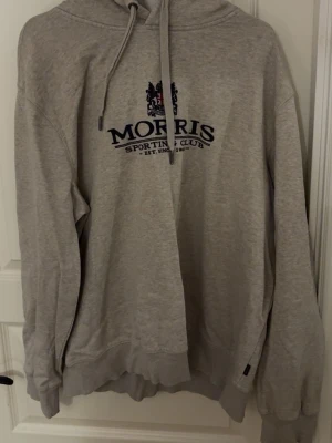 Morris hoodie - En morris hoodie som knappt är använd. Är XL men sitter som en L