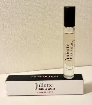 Juliette Has a Gun Powder Love Travel Spray  7,5 ml - Juliette Has a Gun Powder Love Travel Spray, 7,5 ml. Underbar Knappt använd, vilket syns på bild. Givetvis förvarad mörkt och svalt. Kommer i originalförpackningen. 