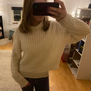 Vit stickad polotröja - Säljer en vit stickad polotröja som inte längre kommer till användning!