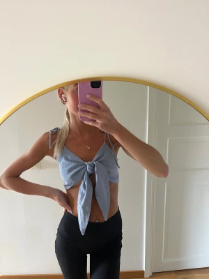 Ljusblå croppad linnetopp med knyt - Blått gulligt linne som knyts framtill🩵