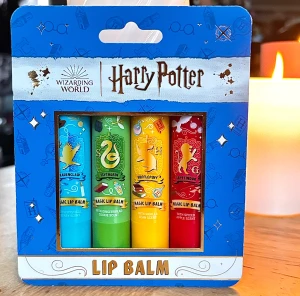 Fint set med lipbalms med Harry Potter-motiv! - Fint set med 4 olika lipbalms med Harry Potter-motiv. Ravenclaw "Mystical berry scent", Slytherin "Gingerbread cookie scent", Hufflepuff "Vanilla bean scent" & Gryffindor "Spiced apple scent". 4 x 3,5 g. Ny och oöppnad. Fint samlarobjekt för alla Harry Potter-fantaster!