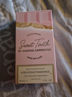 Sabrina Carpenter Sweet Tooth Parfym  - Sabrina Carpenter Sweet Tooth Parfym! En Parfym som doftar otroligt gott! Lite småsliten och nån fläck eller två kanske på förpackningen och typ lite på flaskan ochså. Väldigt mycket kvar, säljer då jag inte använder den o inte gillar den så mycket längre! 30 Ml
