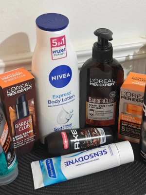 L'Oréal Men Expert Barber Club Skäggolja - Barber Club Long Beard & Skin Oil från L'Oréal Men Expert, kommer i en brun glasflaska med pump. Oljan är framtagen för att vårda och mjukgöra långt skägg samt huden under. Innehåller cederträolja och har en fräsch, maskulin doft.