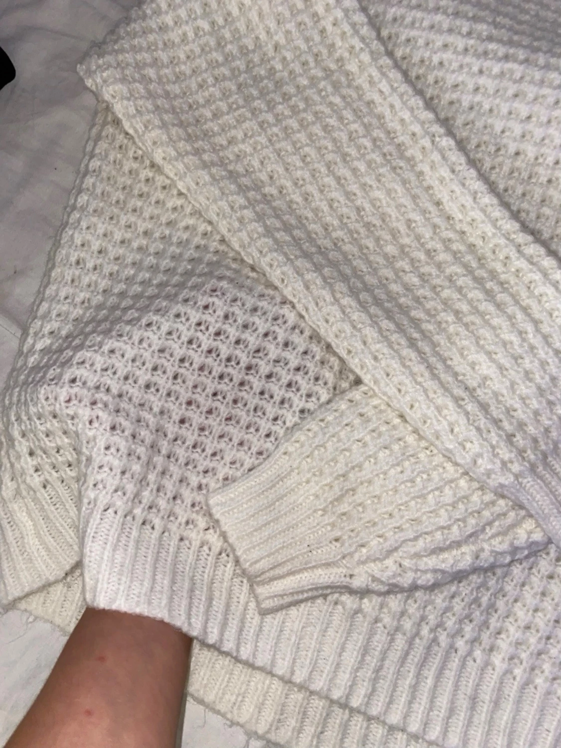 Vit stickad tröja med grov struktur - 1