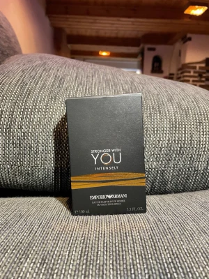 Stronger With You Intensely 100ml - Emporio Armani Stronger With You Intensely, 100 ml Eau de Parfum pour homme. En stilren och modern doft i snygg flaska, perfekt för dig som vill sticka ut och visa din personlighet. Bara 14 spray tagen annars nästan ny fick den på födelsedagen köpte från kicks påsen medföljs 