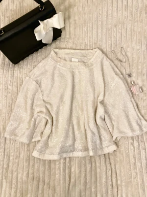 Vit paljett topp🤩 - Vill du vara Victoria’s Secret-ängeln eller glänsa som stjärnan i rummet?🪽✨ Denna vita paljett topp är perfekt för allt – jul middagar , födelsedagar, shopping eller festkvällar! 😍Loose fit, passar XS-L🤍. Korta, vida ärmar och fantastiska paljetter ger dig ett fantastiskt skimmer. En riktig räddare i nöden för alla tillfällen!⭐️🪽✨💕🎀