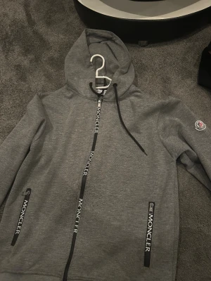 Moncler zip  - Grå momcler zip, sitter som L