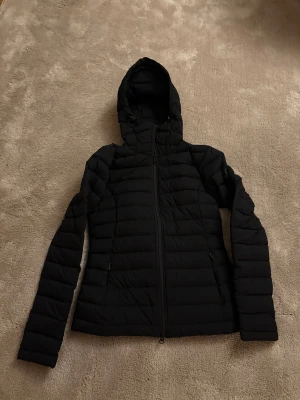 Svart j Lindeberg jacka  - Svart snygg j Lindeberg jacka perfekt till vintern helt ny