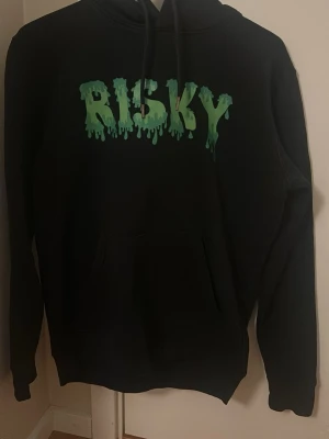 RISKY hoodie - Säljer denna RISKY hoodie pågrund av att den inte används mer. Hoodie är i god skick och är väldigt skön 