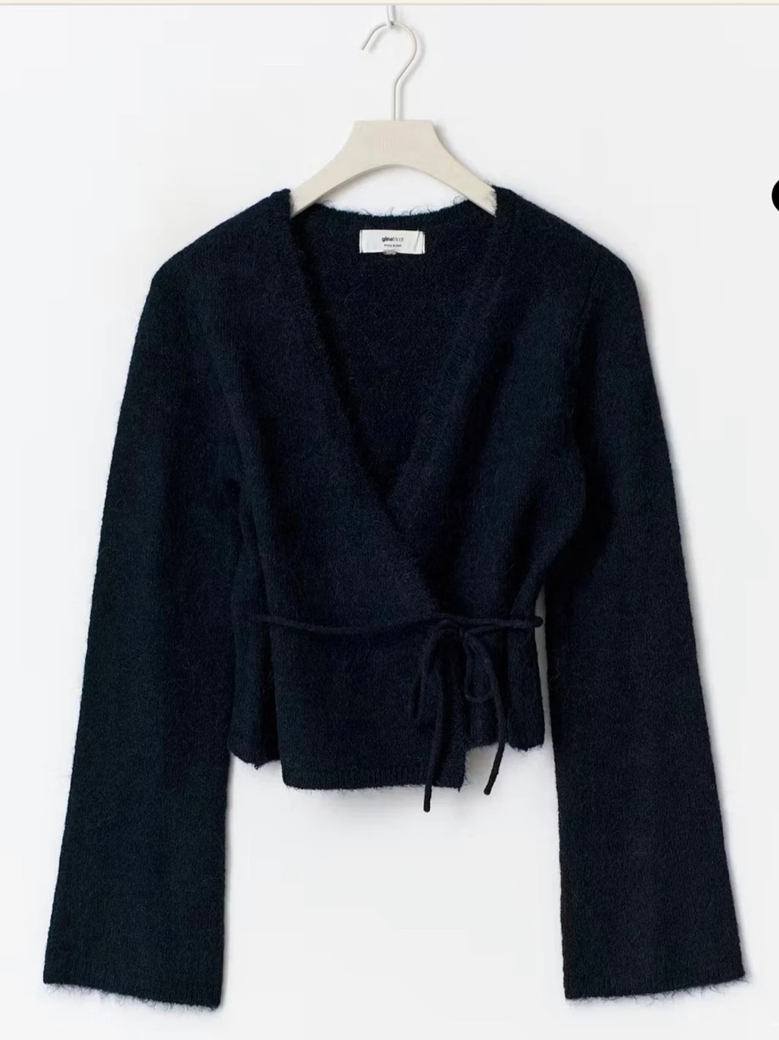 Mörkblå omlottkofta från GLAMOROUS