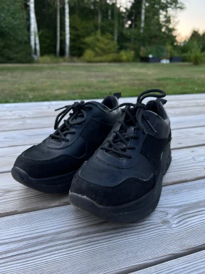 Chunky sneakers från Dinsko, storlek 40 - Ett par svarta lite högre chunky sneakers som knappt är använda 🖤 Storlek 40 men passar mig även bra som har stl 39!  Sulans höjd: 5 cm Längd (på utsidan): 27 cm