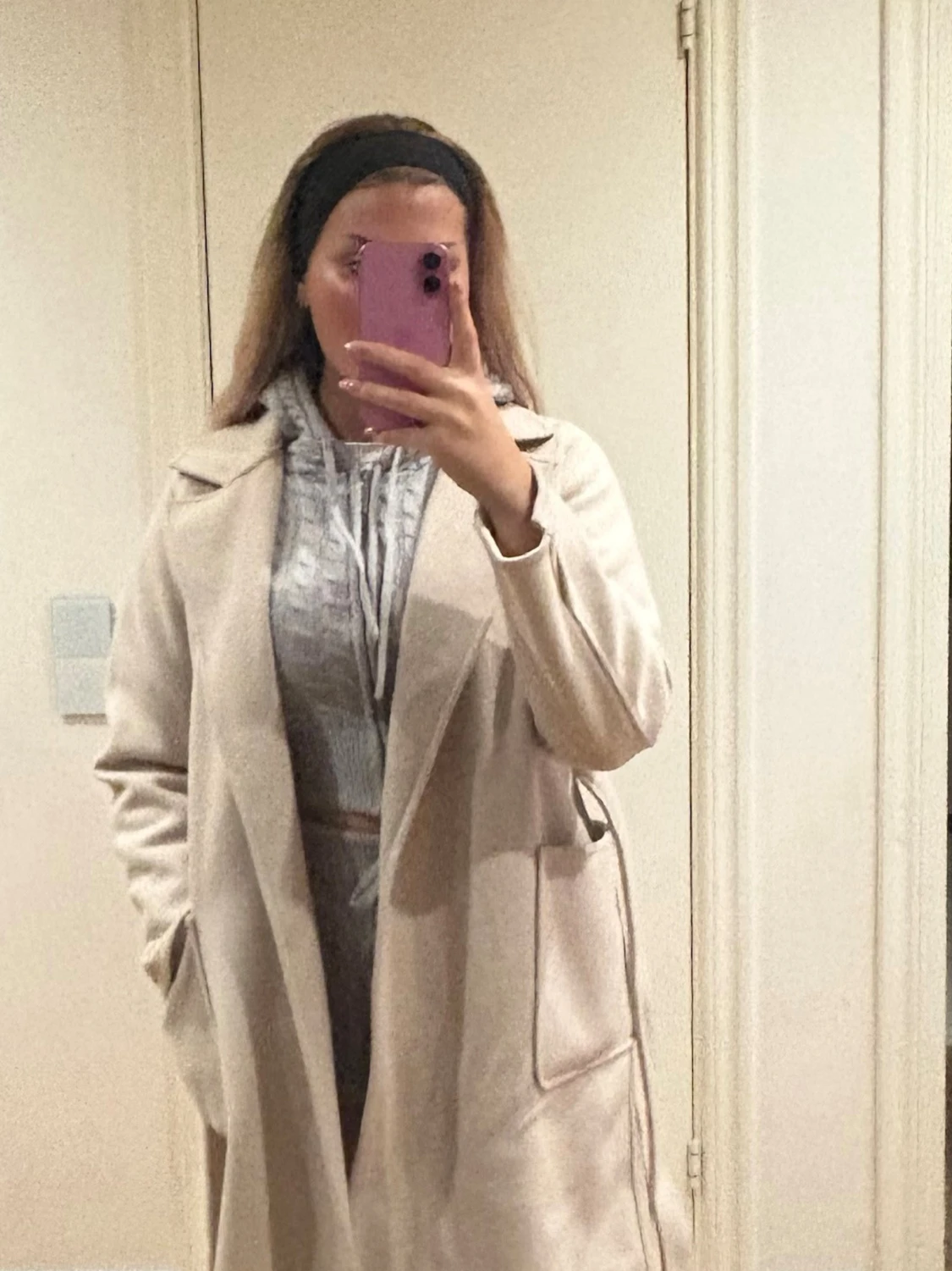 Beige kappa med bälte och stora fickor - 1