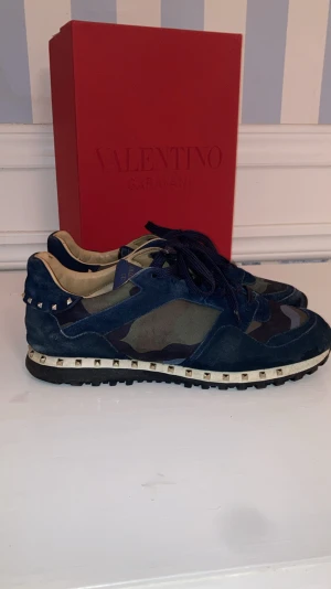 Valentino RockRunners - Säljer mina Rockrunners, använda ungefär 1 månad men har varit väl omhändertagna, skick 8-10. Storlek (44-45), Boxen och dustbags ingår i köpet.