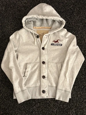 Hollister cardigan - sjukt eftertraktad! - Säljer nu denna sjukt eftertraktade hollister cardiganen. Skick 8/10, sjukt snygg och passar perfekt nu till lite kyligare dagar. Obs kan gå ner i pris vid snabb affär!
