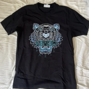 Kenzo t Shirt storlek Small - Nästan aldrig använd  Storlek Small