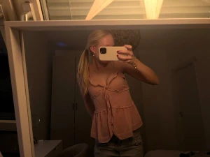 Ljusrosa topp - ljusrosa topp från Design By Amor, volang och knytning framtill💖Har sytt upp banden vid axlarna för att de skulle bli kortare, det går att sprätta upp om man vill det. 