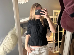 Topp - Jättesnygg svart topp som är lite figursydd😊