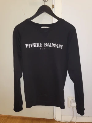 Svart Pierre Balmain sweatshirt - I mycket gott skick.  Storlek S. Självklart äkta vara.