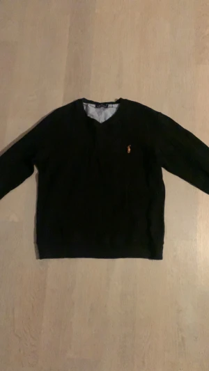 Ralph lauren sweatshirt - Säljer nu min Ralph lauren sweatshirt shirt som är i bra skick och väl omhändertagen, den är storlek M men sitter som en XS. inte använd mycket, hör av dig vid frågor