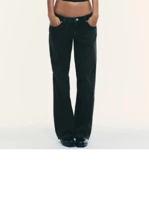 Low waist wide leg jeans - Säljer ett par svarta jeans från Zara med rak och bred passform. Jeansen har klassisk femficksdesign, knappgylf och är tillverkade i robust denim. Perfekta för dig som gillar en avslappnad och trendig look. Modellen heter TFR wide leg låg midja