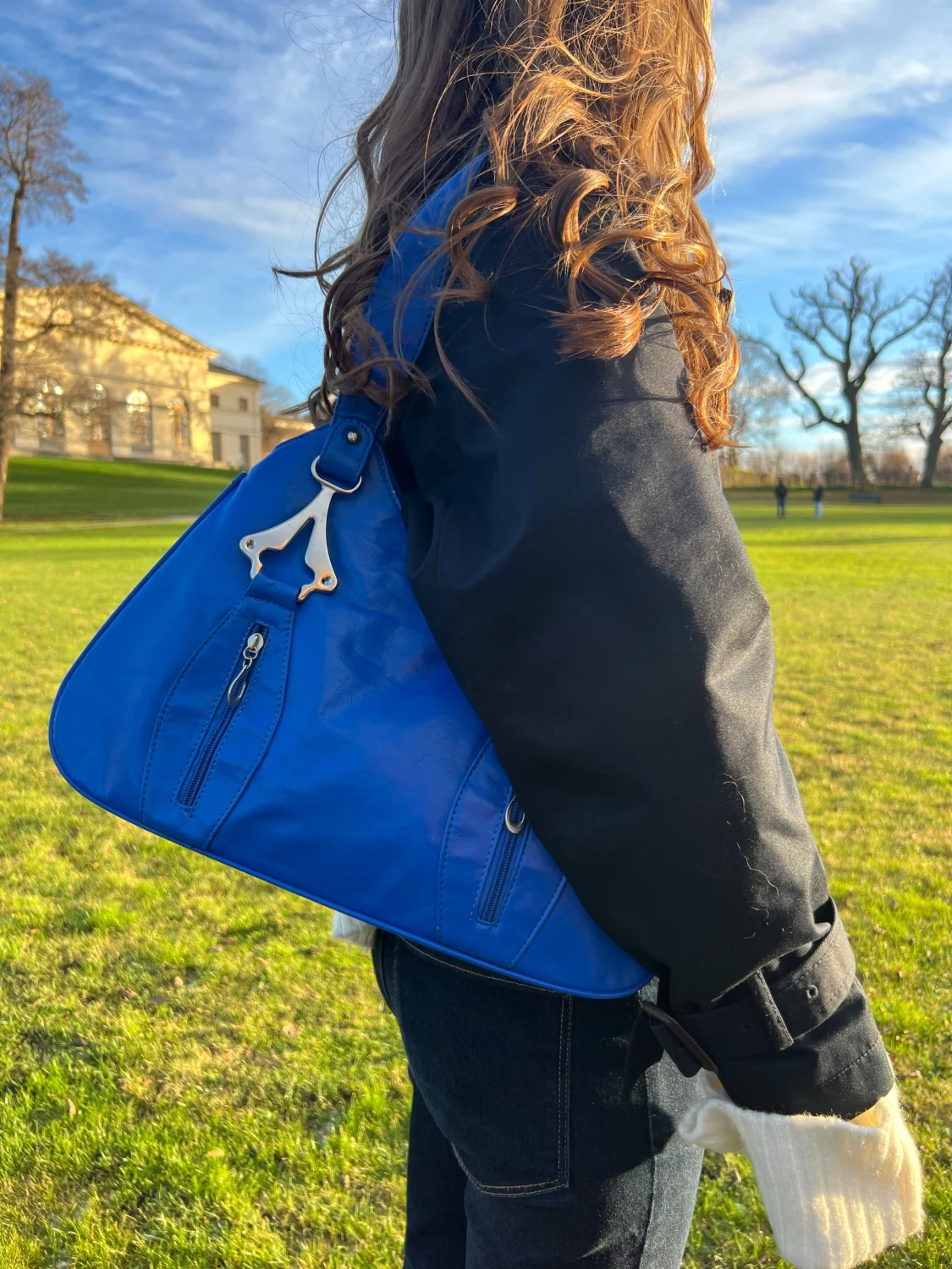 Blå axelväska med rosett och dragkedjor - 1