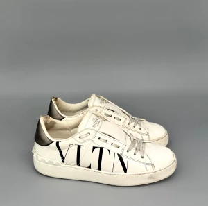 Valentino Skor | 36 - Valentino Sneakers | Snygga och eftertraktade skor | Storlek 36 passar aningen större | Endast skorna ingår | INGA BYTEN | Fraktar spårbart eller möts upp i Täby | Hör av er vid funderingar 🙌