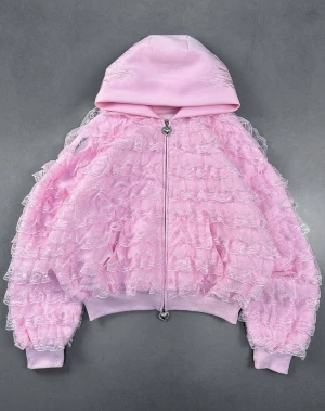 Named collective bad romance ruffle zip hoodie - Säljer en helt ny hoodie från named collective då den inte passar mig i storlek large/extra large. På hemsidan kostar den 1920 kr plus frakt och tullavgifter/moms hamnar den på nästan 3000 kr. Säljer den för billigare och priser går att disskuteras! Fraktar den i originalförpackning då jag endast testat den en gång. 