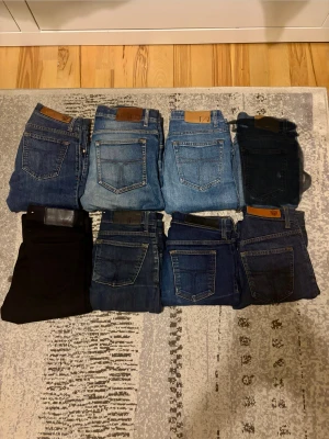 8 par jeans i olika blå nyanser - Säljer ett gäng Tiger of sweden jeans i olika blå och svarta nyanser. Klassisk femficksmodell med raka ben och snygga detaljer på bakfickorna. Passar dig som gillar tidlös stil och vill ha flera alternativ i garderoben. Perfekt för dig som vill variera mellan ljus och mörk denim.Om du är intresserad så är det bara att höra av sig 