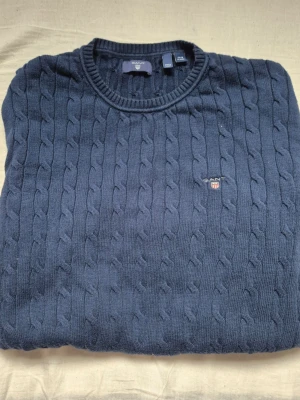 Marinblå kabelstickad tröja GANT - Kabelstickad marinblå tröja från GANT.Den är i bra skick och har en väldigt bra passform, och har ni frågar skriv dm📌  [Nordic Resell]