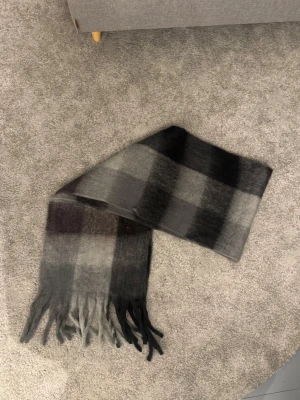 Halsduk - Säljer en stor och mjuk halsduk som verkligen liknar acne studios. Halsduken har långa, tjocka fransar i ändarna och är riktigt fluffig. Pris kan diskuteras vid snabb affär!!