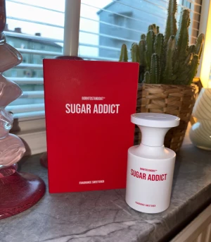 Sugar Addict parfym från Borntostandout - Sugar Addict från Borntostandout är en parfym med en unik och modern design. Perfekt för dig som vill sticka ut och addera en söt twist till din stil. Fragrance Sweetener står på förpackningen. 50 ml endast testad 