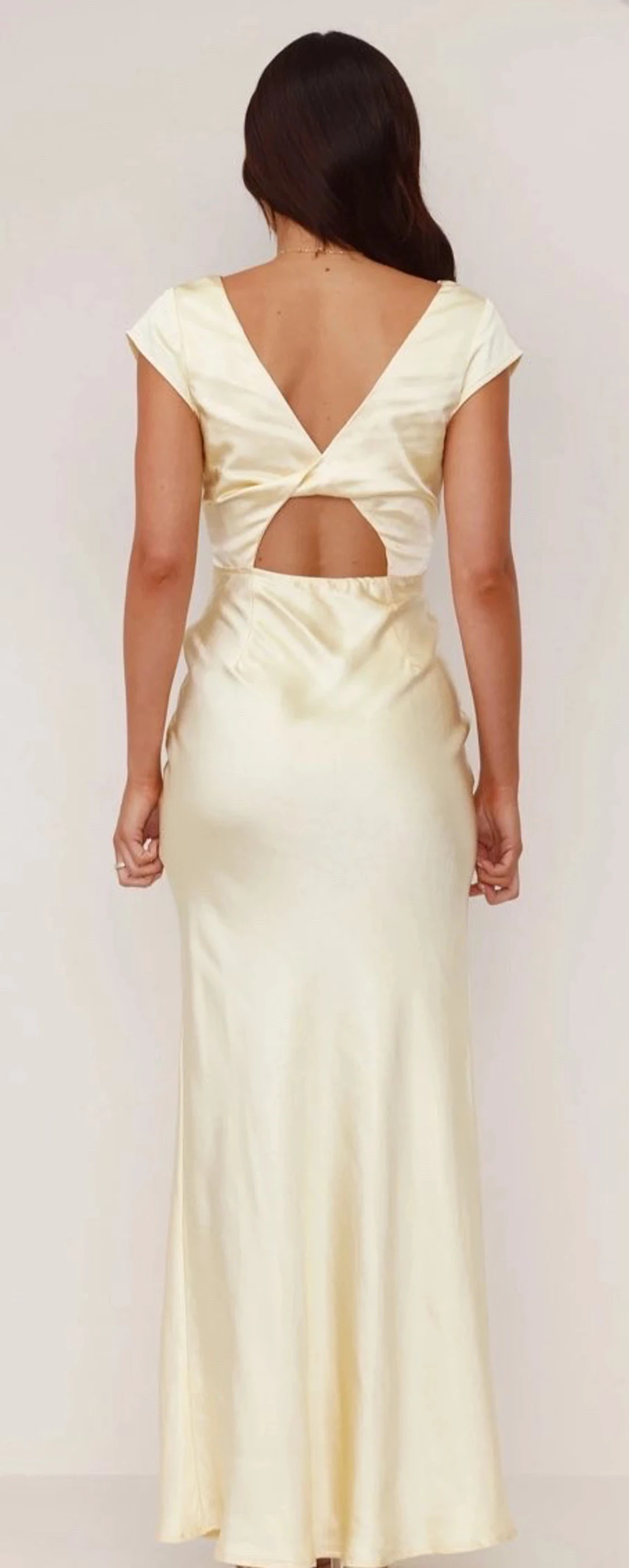 Champagnefärgad långklänning med v-ringning - 1